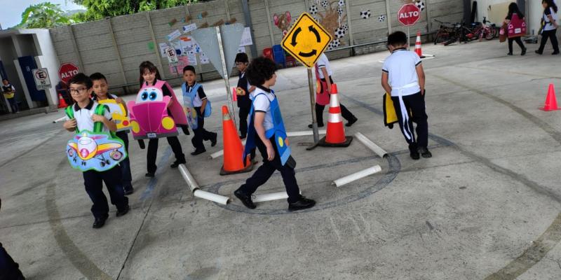 Estudiantes aprenden más sobre prevención con el Parque Vial y charlas educativas