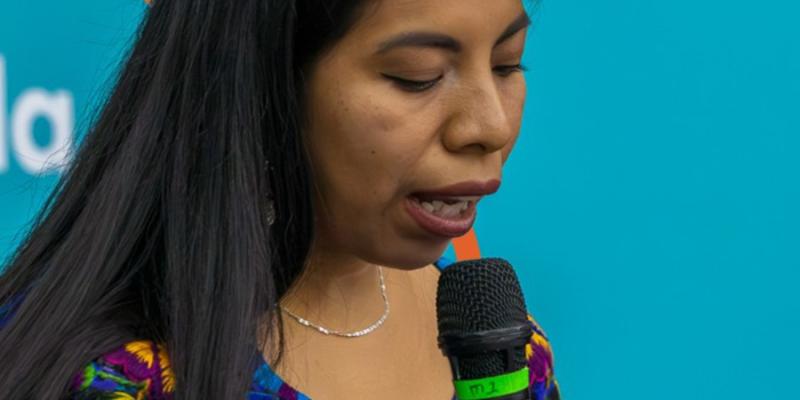 “Bailo con el silbido del viento” celebra la poesía en tz’utujil y español