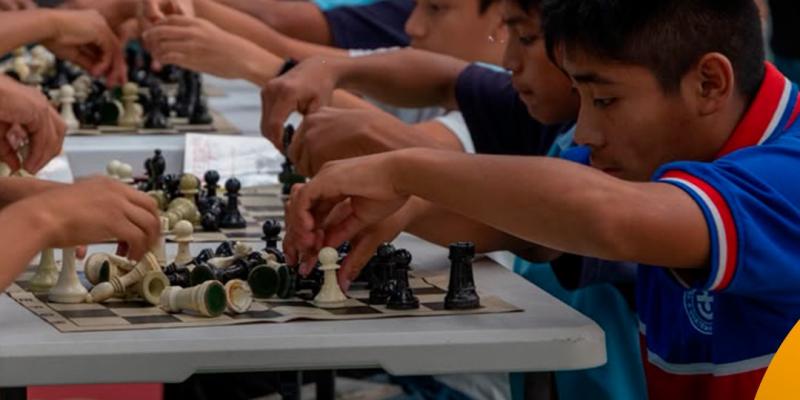 Niñas y niños aprenden jugando con el Biblio-ajedrez
