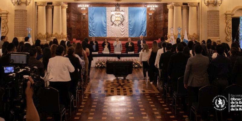 Dra. Lucrecia Peinado, Primera Dama de la Nación, Dra. Zulma Calderón, Secretaria de SOSEP y Autoridades de la Universidad INTERNACIONES. 