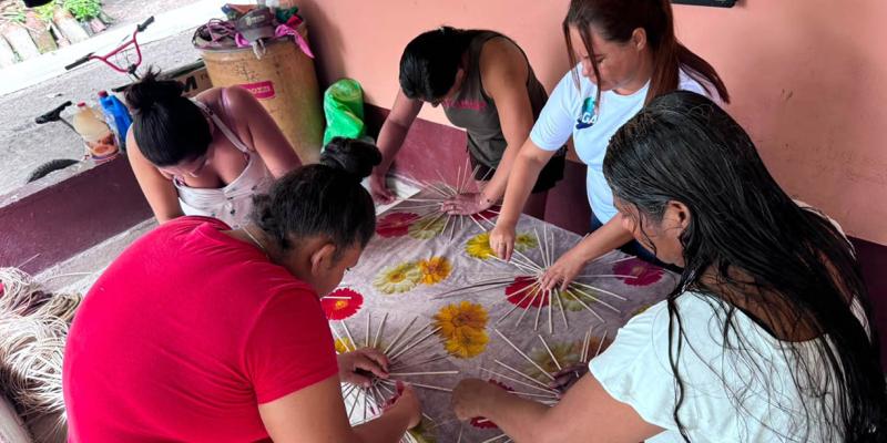 Fortalecen economía familiar al elaborar canastos de bayal