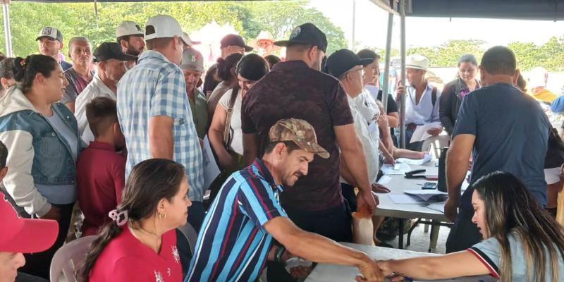 Familias de Agua Blanca reciben raciones de alimentos