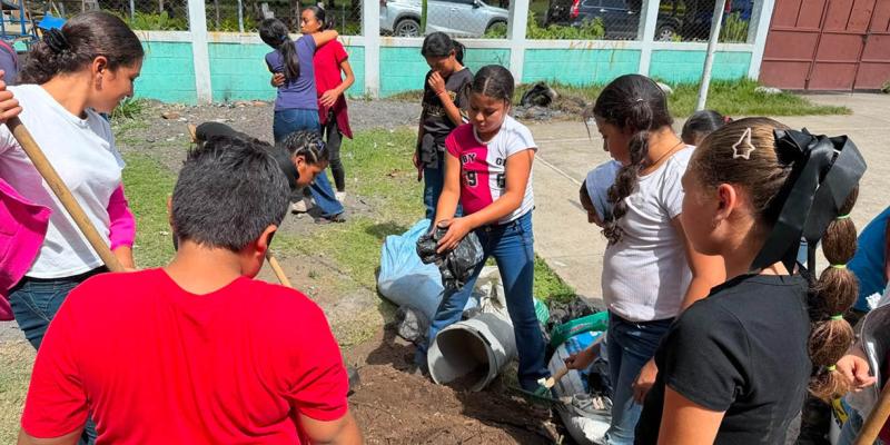 Huerto escolar fortalece aprendizaje y promueve una alimentación saludable
