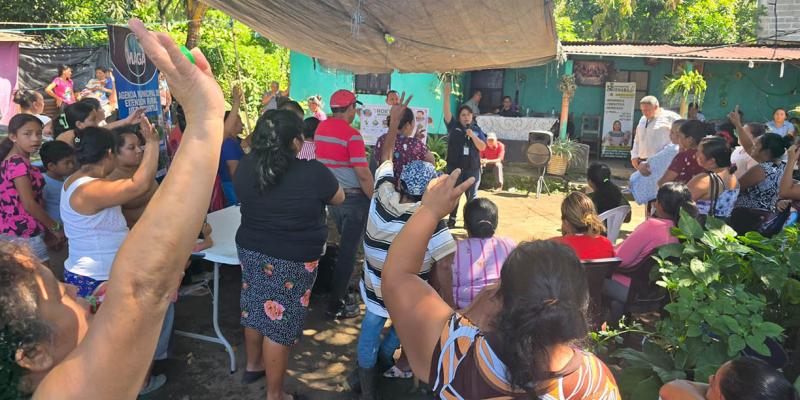Pequeños agricultores aprenden de producción y comercialización de alimentos