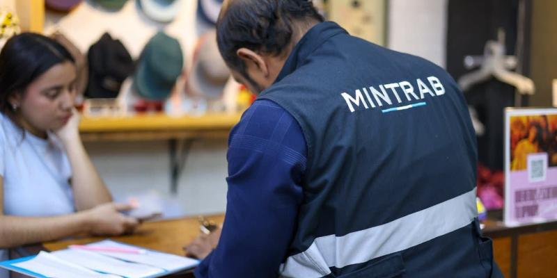 El Ministerio de Trabajo realizó operativos Bono 14 en zona 4.