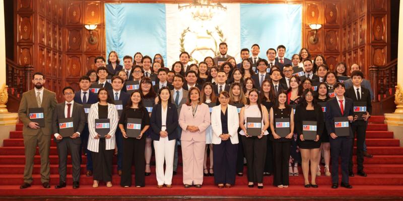 La entrega de las becas se realizó en el Palacio Nacional de la Cultura.