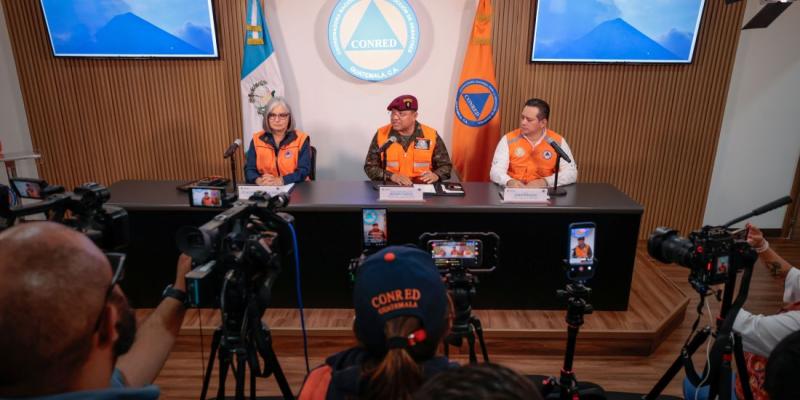 Claudinne Ogaldes, Secretaria de Conred; el Ministro de Defensa, Henry Saenz y el director de Insivumeh Edwin Rojas