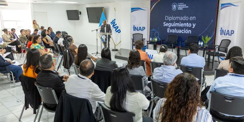 En el acto inaugural del diplomado se desarrolló un foro sobre seguimiento y evaluación.