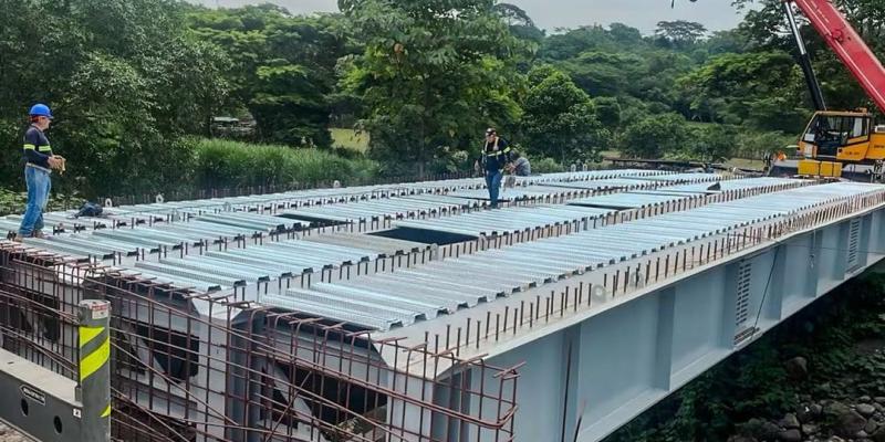 Instalación de vigas en Puente Camalote 1 avanza ampliación vial en la Costa Sur