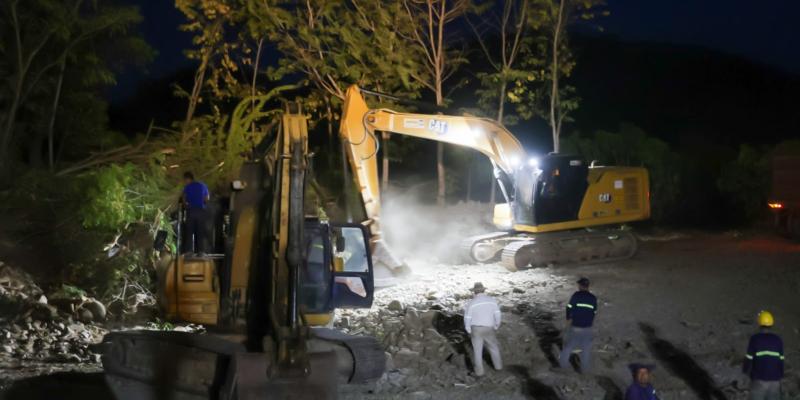 Trabajos nocturnos continúan en puente Güijo para avanzar en ruta provisional