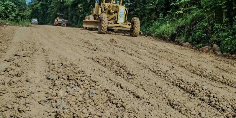 Mejoran camino para beneficio de más de 239 mil personas en la Zona Reina