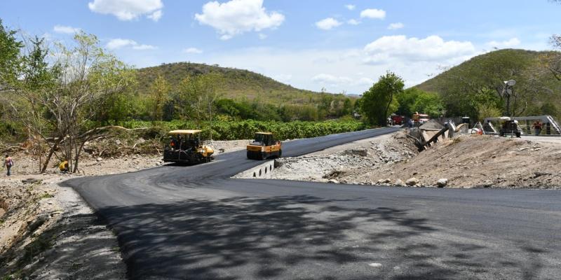 Más de 500 toneladas de materiales y maquinaria avanzan la recuperación del paso en el puente Güijo