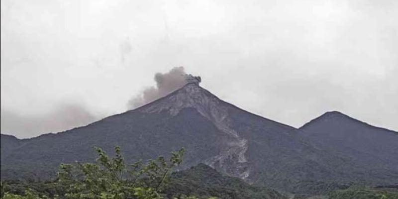 Insivumeh: Volcán de Fuego reduce su actividad, pero mantiene explosiones y caída de ceniza