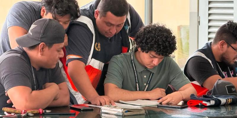 Personal del Aeropuerto La Aurora fortalece conocimientos en electricidad