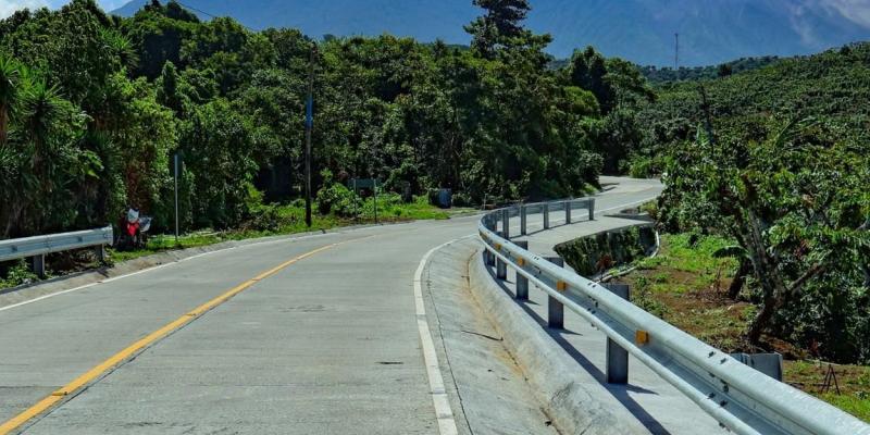 Nueva carretera mejora la vida de comunidades de San Pedro Yepocapa 