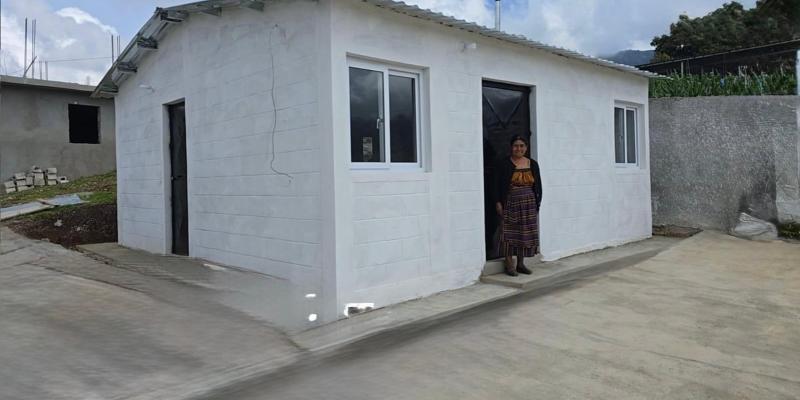 Familias de Quiché reciben las llaves de su nuevo hogar 