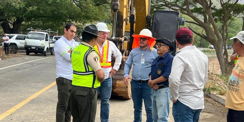 Emergencia en puente Güijo: maquinaria inicia maniobras para retirar contenedor 