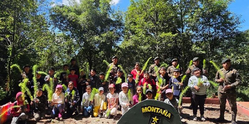 Ejército de Guatemala promueve la protección de los bosques con jornada de reforestación en San Marcos