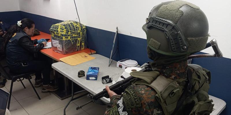 Ejército de Guatemala localiza presunta marihuana durante inspección en puesto de control interinstitucional