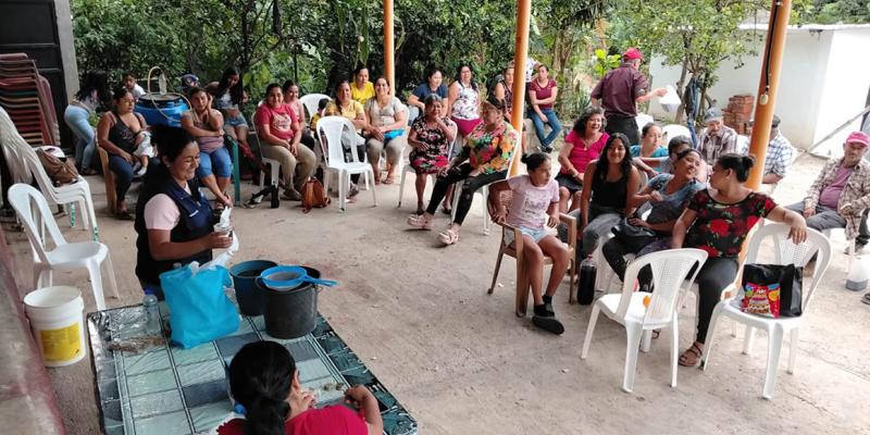 Integrantes de CADER elaboran productos artesanales para emprendimientos