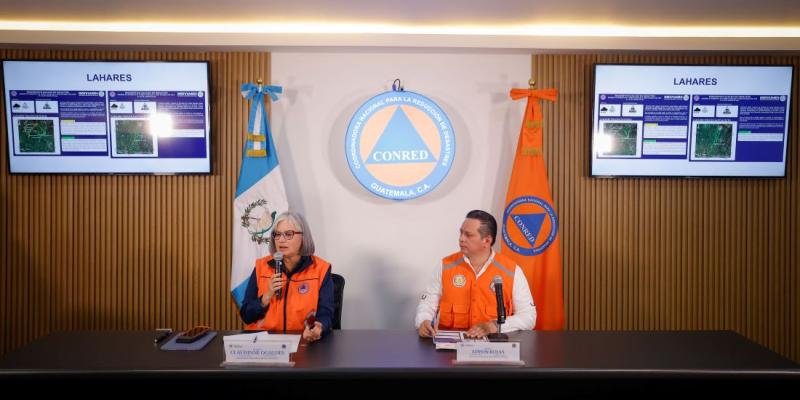 Secretaria de Conred, Claudinne Ogaldes, y el director del Insivmeh, Edwin Rojas