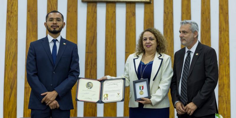 Hemeroteca Nacional recibe la Medalla Arquitecto Guido Albani por su aporte a la preservación de la memoria documental de Guatemala. 