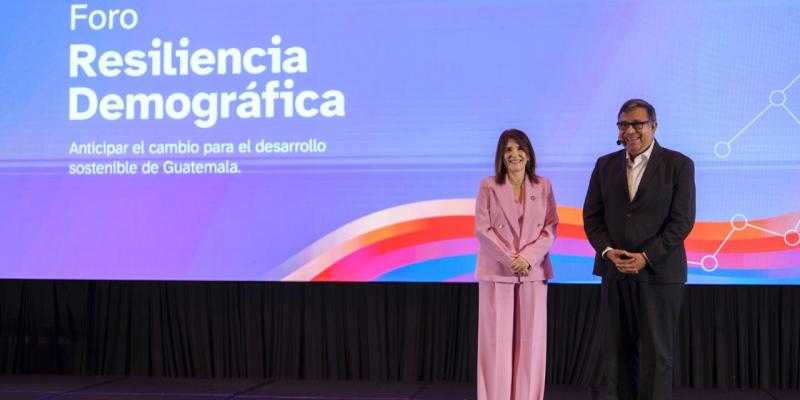 Paula Narváez, directora regional de UNFPA para América Latina, junto a Carlos Mendoza, secretario de Planificación. 
