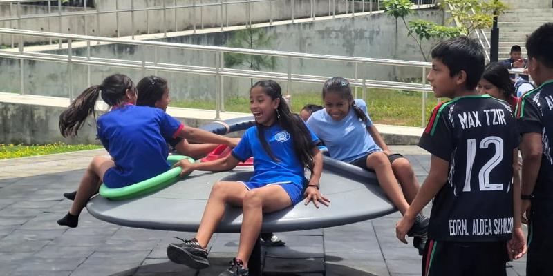 Niños y jovenes disfrutan de una “Mañana Deportiva” en el Parque de la Paz, Cobán 