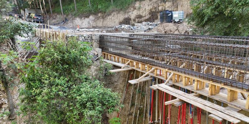 Supervisan uso de materiales para puente de doble vía en Tecpán 