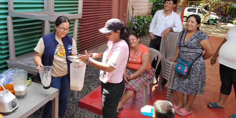 Mujeres aprende a elaborar bebida de ajonjolí para fortalecer la alimentación familiar