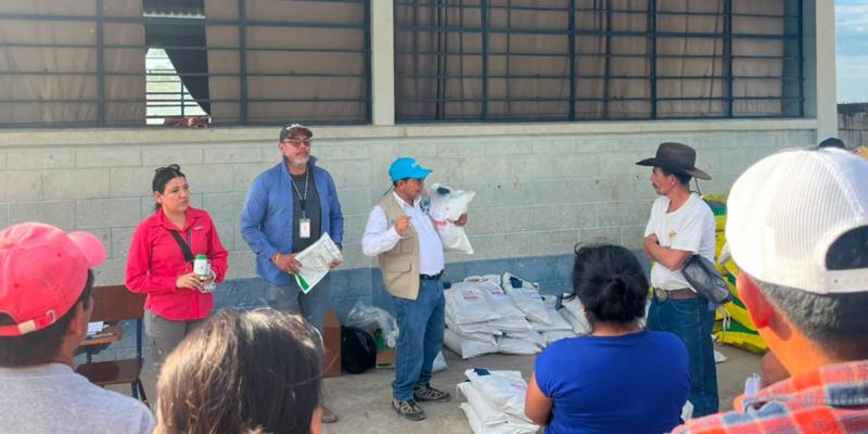 Entrega de insumos a familias de San José La Arada fortalece producción de frijol